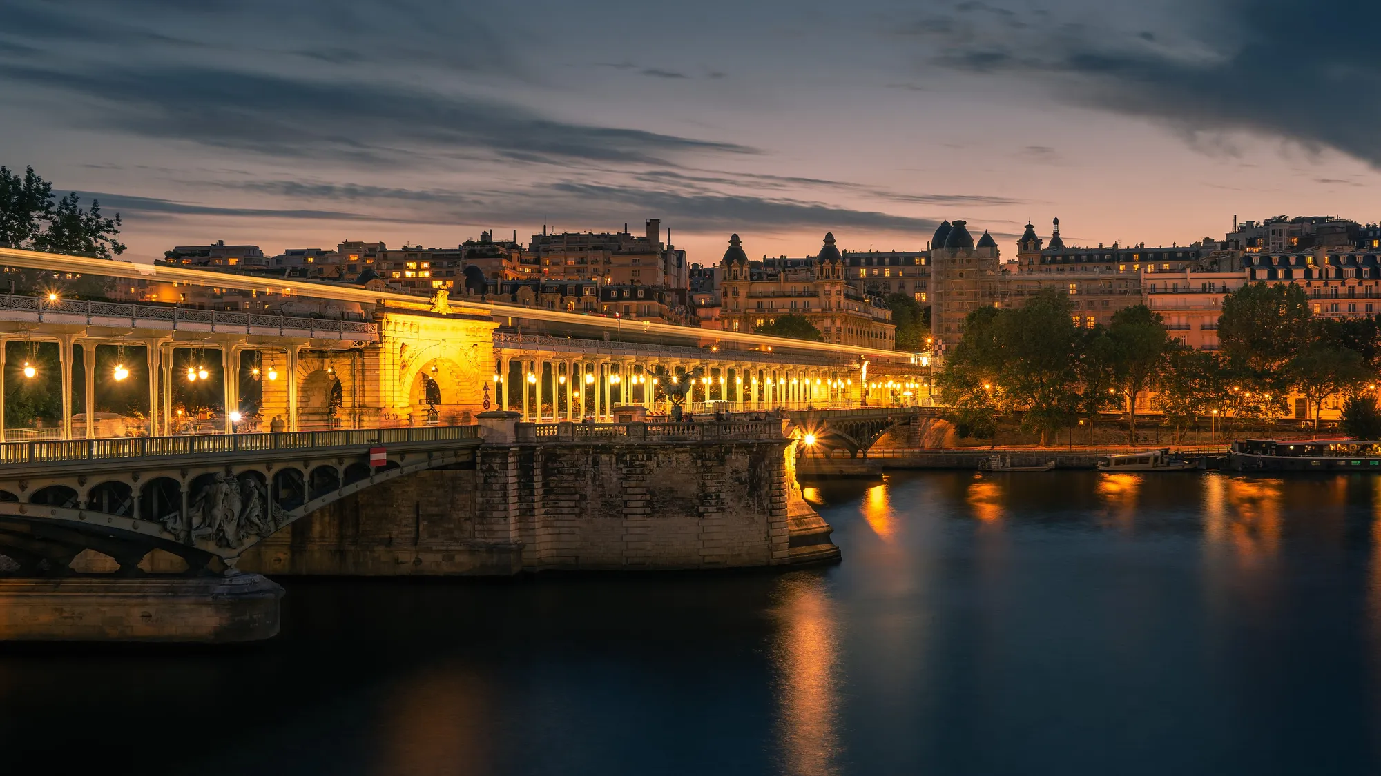 Le pont de Bir-Hakeim et les immeubles du 16e arrondissement de Paris, un soir d'été