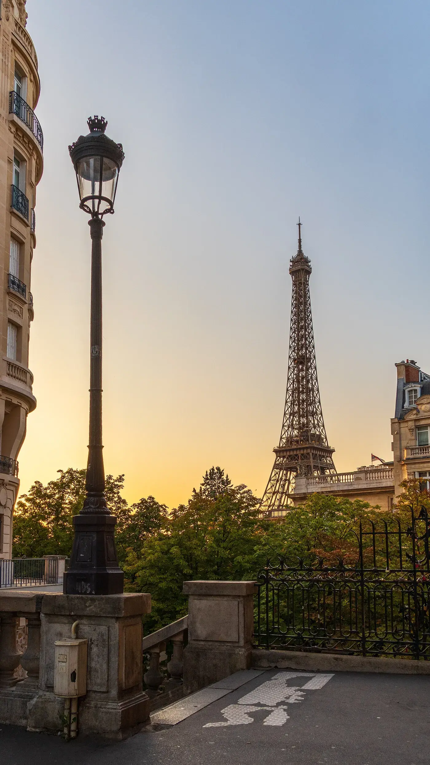 L'avenue de Camoëns à l'heure dorée, la tour Eiffel au bout