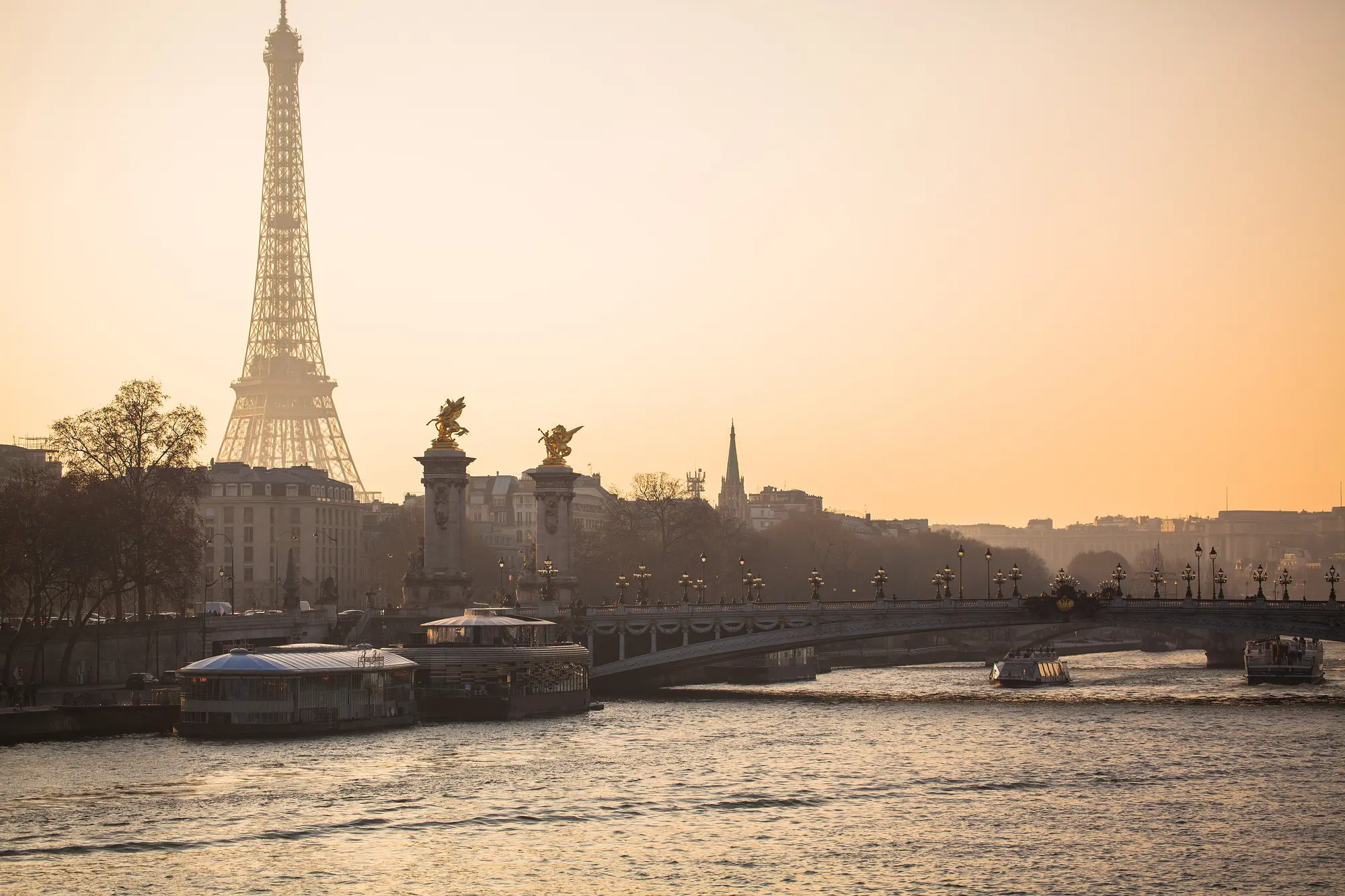 La tour Eiffel et le pont Alexandre III dans la brume dorée d'un soir de Paris