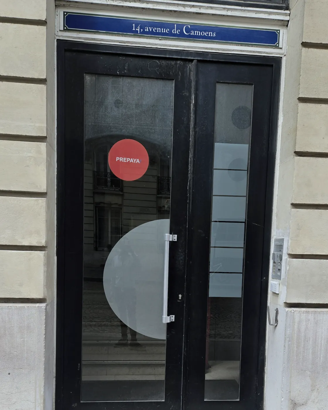 L'entrée de la prépa Prepaya, plaque « 14, avenue de Camoens »