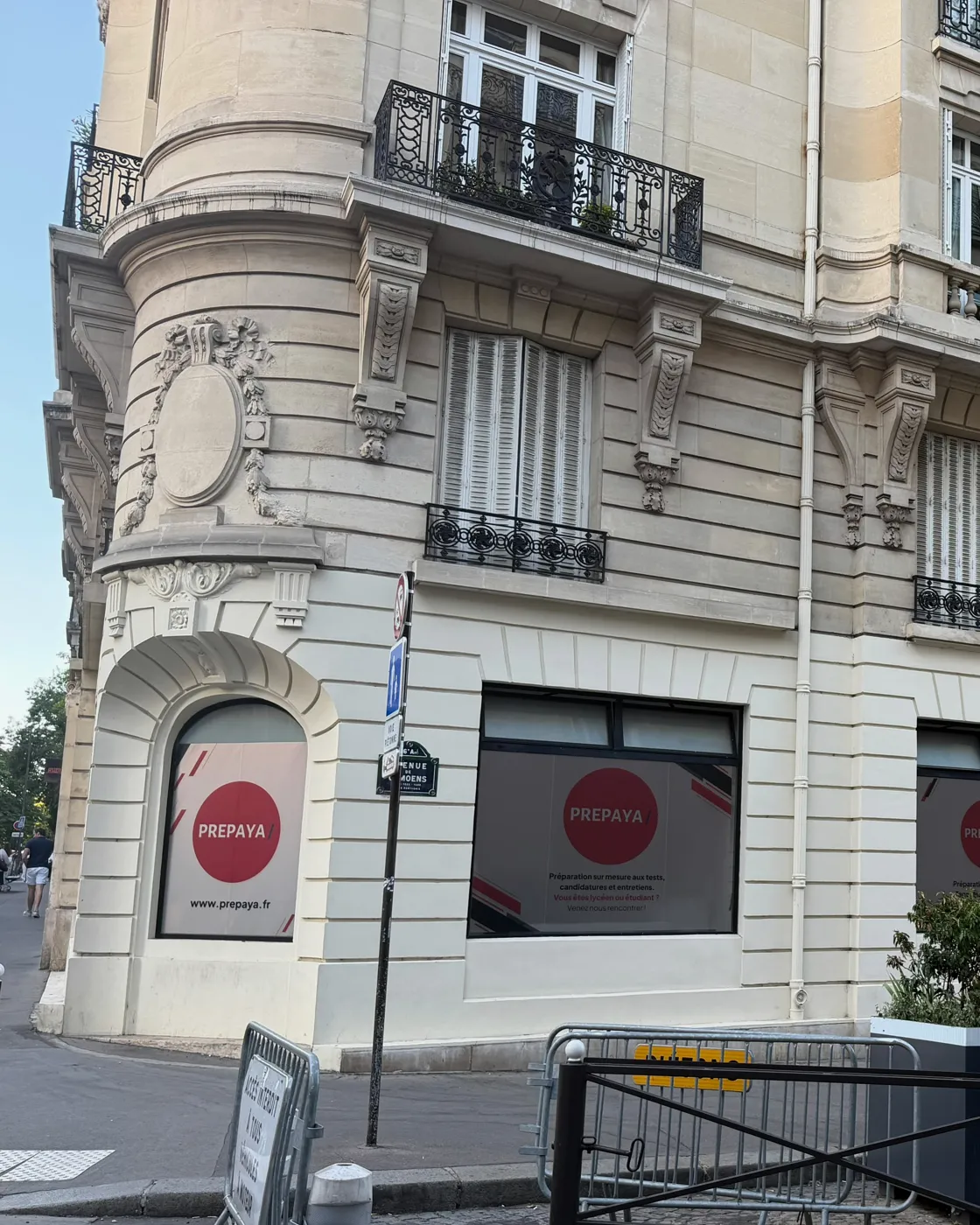 La façade de la prépa Prepaya au soleil couchant, 14 avenue de Camoëns, Paris 16e