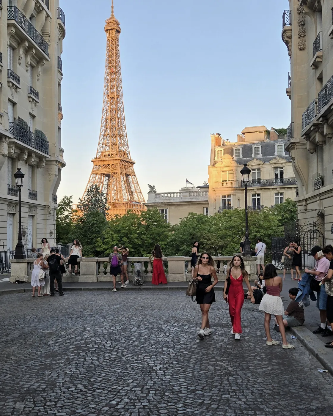 L'avenue de Camoëns au soleil couchant, la Tour Eiffel au bout de la rue