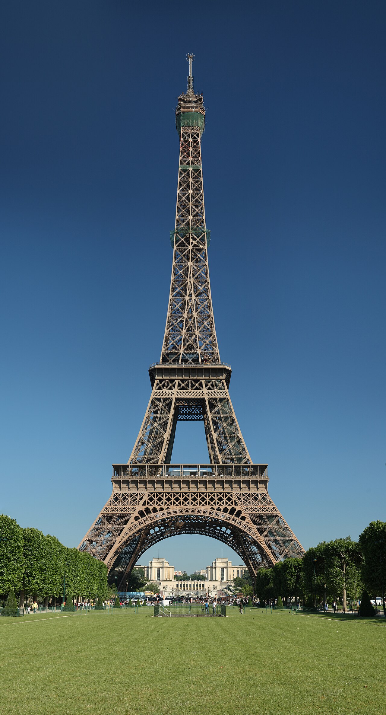Vue sur la Tour Eiffel depuis l'avenue de Camoëns, 16e arrondissement de Paris